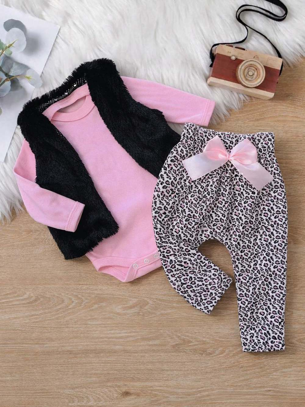 Conjunto Kit 3 Peças Bebê Menina com Body Básico, Calça e Coletinho Forrado para o Inverno Frio